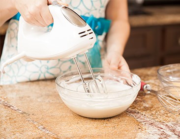 mengocok-adonan-bolu