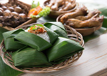 teknik membungkus dengan daun pisang detail 4